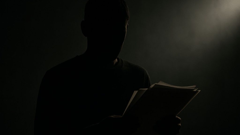 Illustration symbolique d’une information ou d’un témoignage adressé à un média d’enquête financière