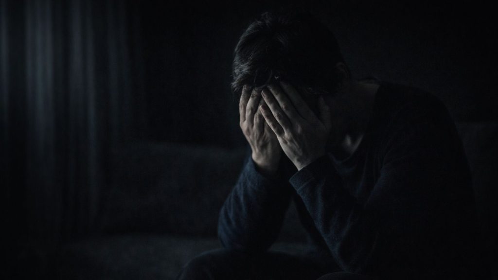 Victime d’arnaque financière isolée, submergée par la honte et le sentiment de culpabilité