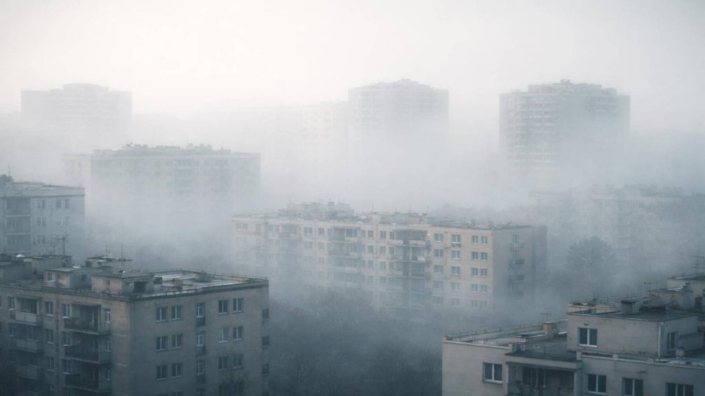 Illustration conceptuelle représentant l’immobilier comme un angle mort historique des dispositifs de lutte contre le blanchiment de capitaux.